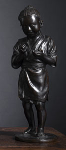 <b>Bronze eines stehenden Knaben, ein Küken in der linken Hand fütternd</b>