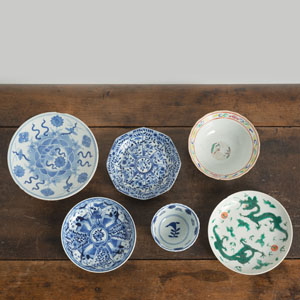 <b>A GROUP OF SIX BLUE AND WHITE AND 'FAMILLE ROSE' PORCELAIN DISHES</b> <b>A GROUP OF SIX BLUE AND WHITE AND 'FAMILLE ROSE' PORCELAIN DISHES</b>