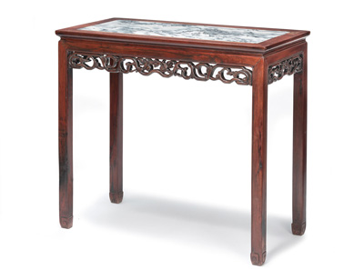 <b>Tisch mit eingelegter Marmorplatte und floral geschnitzter Zarge</b>