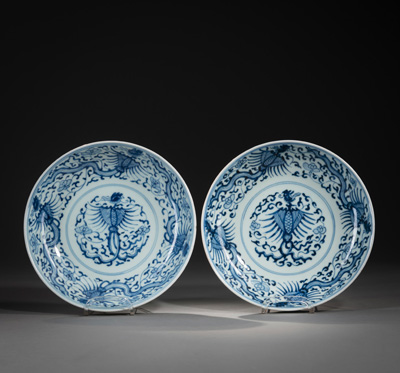 <b>Paar Teller aus Porzellan mit unterglasurblauem Phönixdekor</b>