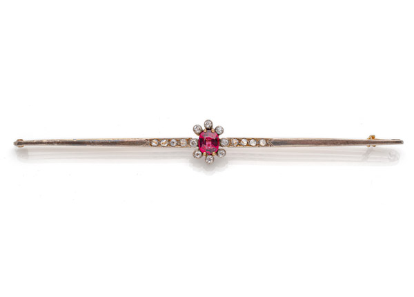 <b>A LONG BROOCH WITH DIAMONDS AND SPINEL</b>