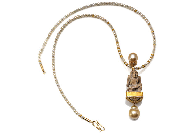 <b>A COLLIER WITH EGYPT STYLE PENDANT</b>