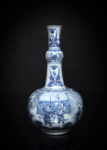 <b>Feine unterglasurblau dekorierte Flaschenvase mit Romanszene</b>
