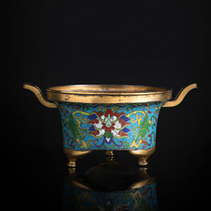 <b>Feuervergoldeter Weihrauchbrenner mit Cloisonné-Dekor von Lotus auf drei kurzen Beinen</b>