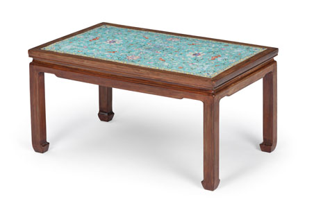 <b>Flacher Tisch mit großer eingelegter Porzellanplatte mit 'Famille rose'-Lotosdekor auf türkisem Grund</b>