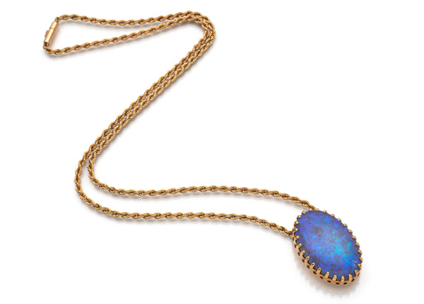 <b>AN OPAL PENDANT AND NECKLACE</b>