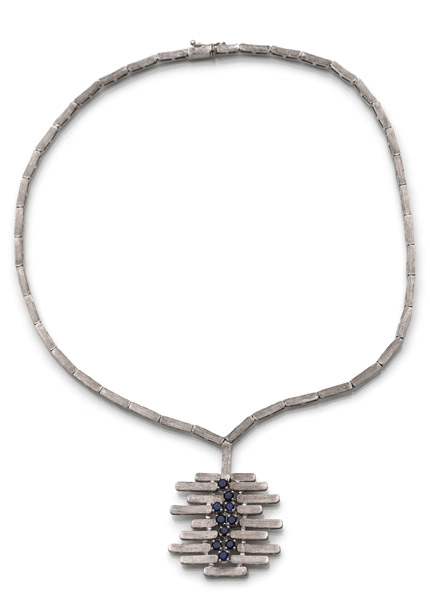 <b>A WHITE GOLD AND SAPPHIRE NECKLACE</b>