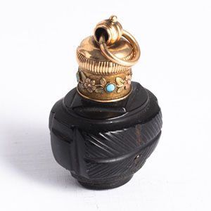 <b>A SMALL GILT-SCREW TOP FLASK</b> <b>A SMALL GILT-SCREW TOP FLASK</b>