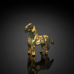 <b>Kleines Pferd aus Bronze mit Resten von Feuervergoldung</b>
