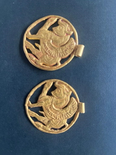 <b>A PAIR OF GOLD PENDANTS IN PERSIAN STYLE</b>