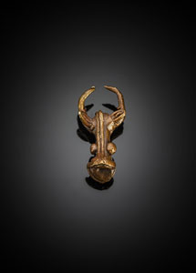 <b>Bronzeanhänger in Form eines Büffelkopfes</b>