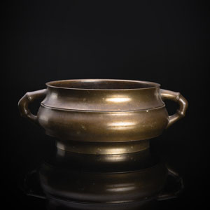 <b>Feiner Weihrauchbrenner aus Bronze mit 'Bambus'-Henkeln und schöner Alterspatina</b>