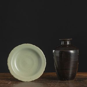<b>A BLACK-GLAZED VASE AND A FLORIFORM CELADON DISH</b> <b>A BLACK-GLAZED VASE AND A FLORIFORM CELADON DISH</b>