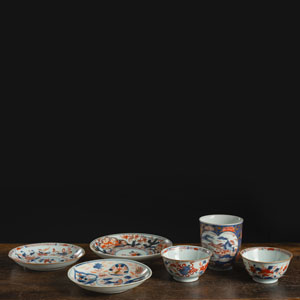 <b>Gruppe von drei 'Imari'-Porzellantassen und -Untertassen</b>