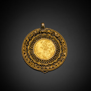 <b>A GOLD KNIGHT'S DUCATE MOUNTED AS JEWELLERY MEDALLION</b>