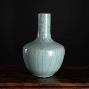 <b>A CRACKLE-GLAZED CELADON BOTTLE VASE</b>