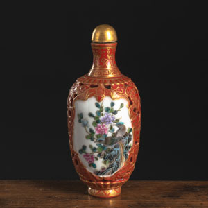 <b>A ROTATING CORE 'FAMILLE ROSE' PORCELAIN SNUFF BOTTLE</b>