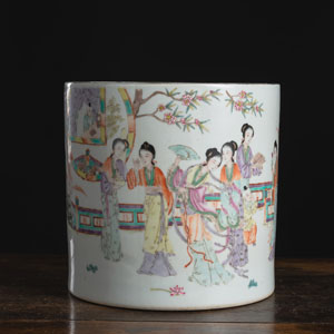 <b>A LARGE 'FAMILLE ROSE' 'LADIES IN THE GARDEN' PORCELAIN BRUSH POT</b>