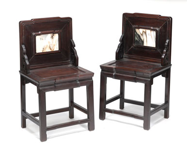 <b>Paar Stühle aus 'Hongmu' mit 'Dreamstone'-Einlagen</b>