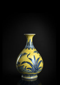 <b>Unterglasurblau dekorierte Vase aus Porzellan 'yuhuchunping' im Ming-Stil mit gelbem Fond</b>