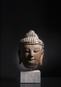 <b>Kopf des Buddha aus Holz mit Resten von polychromer Fassung</b>