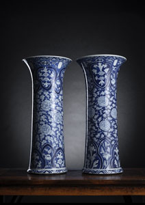 <b>Paar seltene unterglasurblau dekorierte konkave Stangenvasen aus königlichem Besitz</b>