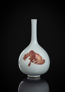 <b>Exzellente Flaschenvase mit kupferrotem Dekor aus der Sammlung August des Starken</b>