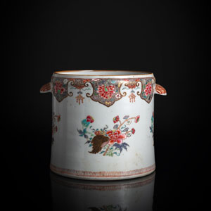 <b>Cachepot aus Porzellan mit 'Famille rose'-Floraldekor und zwei muschelförmigen Handhaben</b>