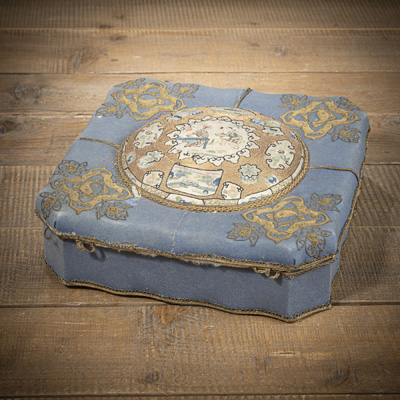 <b>A SILK AND VELVET BOX AND COVER</b> <b>A SILK AND VELVET BOX AND COVER</b>