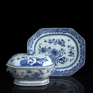 <b>Achteckige Deckelterrine aus unterglasurblau dekoriertem Porzellan mit pfirsichförmigem Deckelgriff</b>