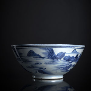 <b>Unterglasurblau dekorierte Schale aus Porzellan mit Seelandschaft und Fischer</b>