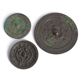 <b>Gruppe von drei Spiegeln aus Bronze, China, Ming-Dynastie oder früher</b>