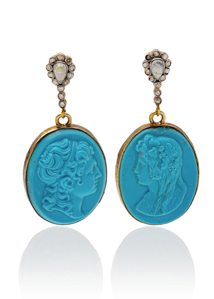 <b>A PAIR OF CAMEO EARRINGS OF ANTIQUE STYLE</b>