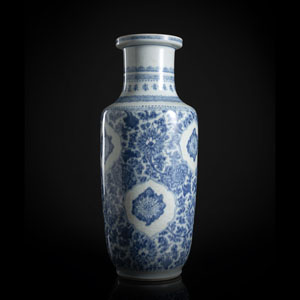 <b>Rouleau-Vase mit unterglasurblauem Lotosdekor und am Hals umlaufenden 'shou'-Zeichen</b>