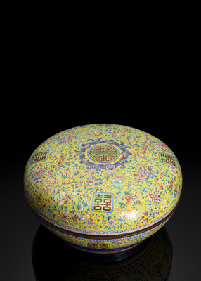 <b>Große und feine Deckeldose in Kanton-Email dekoriert</b> <b>Große und feine Deckeldose in Kanton-Email dekoriert</b>