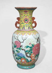 <b>A FINE AND LARGE FAMILLE ROSE LOTUS AND FLOWER VASE</b>