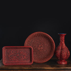 <b>Sechspassige Vase, rechteckiges Tablett und Rundschale mit Rotlackdekor</b>