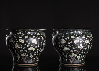 <b>A LARGE PAIR OF BLACK-GROUND AND GOLD DECORATED PRUNUS CACHEPOTS WITH HANDLES</b>