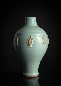 <b>Ungewöhnliche und seltene Flaschenvase mit den 'acht daoistischen Unsterblichen', wohl Longquan-Ware</b>