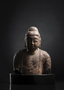 <b>Feine Kalksteinbüste des Buddha Shakyamuni auf einem Holzsockel</b>