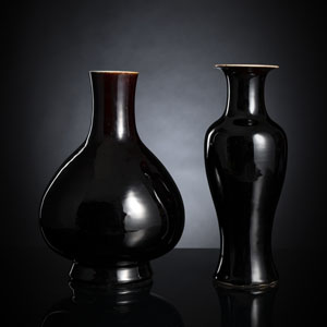<b>Zwei Vasen aus Porzellan mit 'Mirror Black'-Glasur</b>