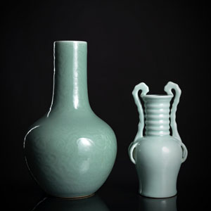 <b>Zwei seladonfarben glasierte Vasen: Flaschenform und Amphorenform mit drachenähnlichen Henkeln</b>