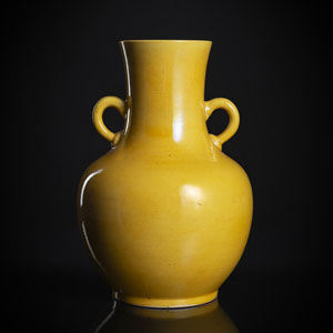 <b>Monochrom gelb glasierte Vase mit ohrenförmigen Handhaben an Schulter und Hals</b>