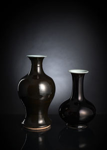 <b>Zwei Vasen mit 'Mirror Black'-Glasur</b>