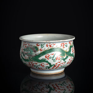 <b>Weihrauchbrenner aus Porzellan mit 'Wucai'-Dekor eines Drachenpaares auf der Jagd nach der Flammenperle</b>
