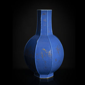 <b>Oktagonale puderblau glasierte Vase mit Goldmalerei</b>