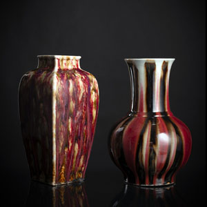 <b>Zwei Flambé-Vasen aus Porzellan mit gestreifter bzw. gefleckter Glasur in Rot-, Grün und Braun-Tönen</b>