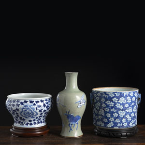 <b>Vase mit Seladon-Glasur, Cachepot und Jardinière aus Porzellan mit unterglasurblauem floralem Dekor</b>