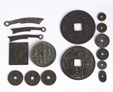 <b>Gruppe von Käsch-, Yansheng- und Messermünzen und ein Bronze-Spiegel</b>
