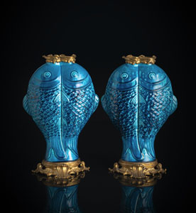<b>Paar feine türkisfarben glasierte Vasen in Doppelfisch-Form mit feuervergoldeten Montierungen</b>